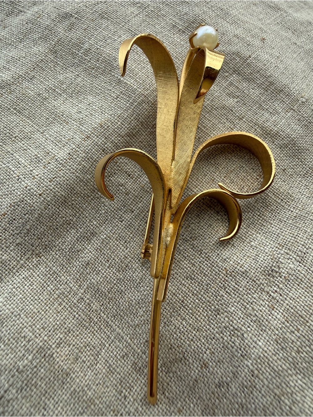 Vintage 1960s Gold-Tone Floral Swirl Brooch with Pearl Accent - Picture 3 of 10